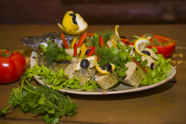 Lucio relleno con verduras y hierbas . —  Fotos de Stock