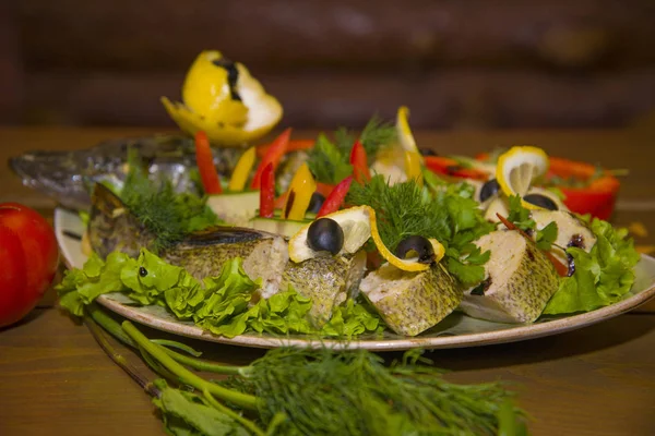 Lucio relleno con verduras y hierbas . — Foto de Stock