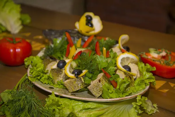 Lucio relleno con verduras y hierbas . — Foto de Stock