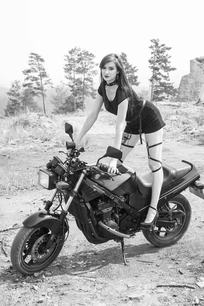 Beautiful slender girl and a sport bike. — Stock Photo, Image