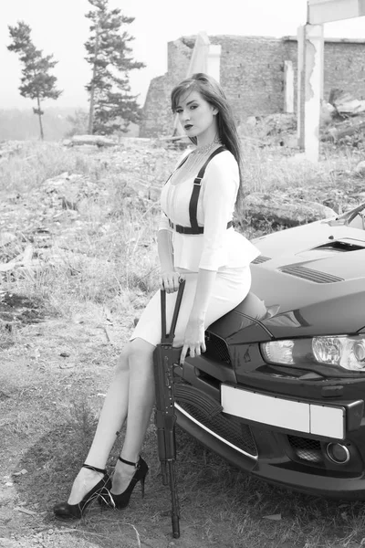 Bella ragazza guardia del corpo accanto a una macchina sportiva . — Foto Stock