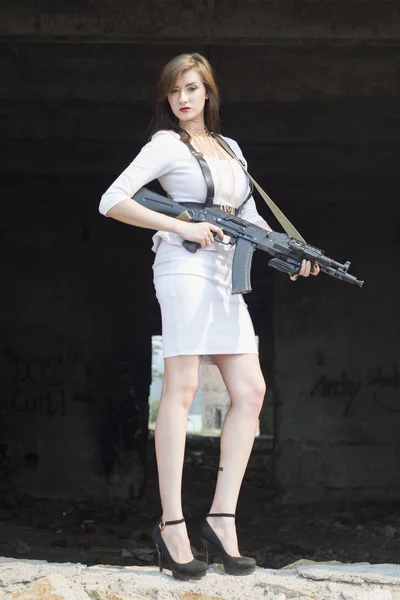 Belle fille garde du corps avec un pistolet dans la main . — Photo