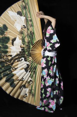 Üzerinde büyük bir hayranı ile geleneksel Japon kimono Japon kız