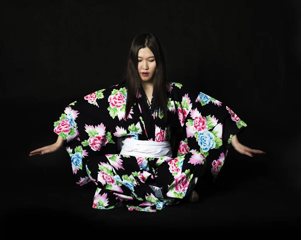 Japoński dziewczyna w tradycyjny japoński kimono na czarnym tle — Zdjęcie stockowe