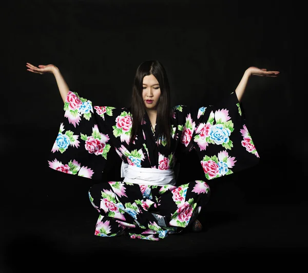 Japoński dziewczyna w tradycyjny japoński kimono na czarnym tle — Zdjęcie stockowe