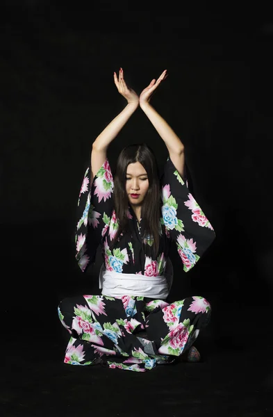 Ιαπωνικά κορίτσι στο παραδοσιακό ιαπωνικό κιμονό σε μαύρο φόντο — Φωτογραφία Αρχείου