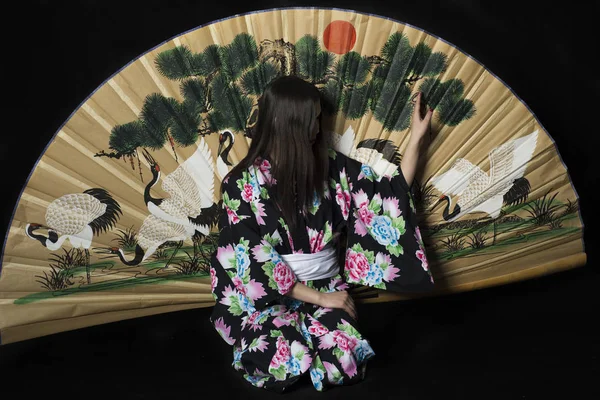 Menina japonesa em quimono japonês tradicional com um grande fã em — Fotografia de Stock