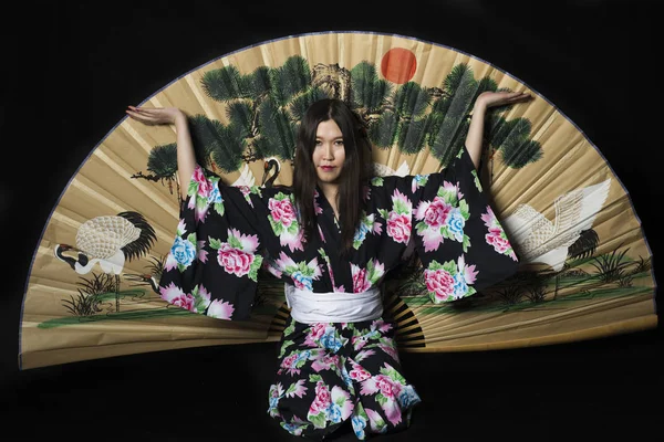 Japanese girl in traditional Japanese kimono with a large fan on — Stock Photo, Image
