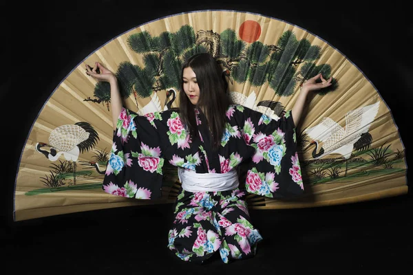 Ιαπωνικά κορίτσι στο παραδοσιακό ιαπωνικό κιμονό με έναν μεγάλο ανεμιστήρα στην — Φωτογραφία Αρχείου