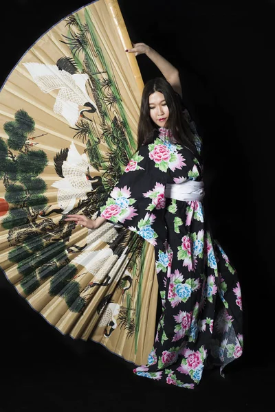 Japoński dziewczyna w tradycyjny japoński kimono z duży wentylator na — Zdjęcie stockowe