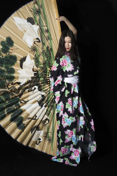 Japoński dziewczyna w tradycyjny japoński kimono z duży wentylator na — Zdjęcie stockowe