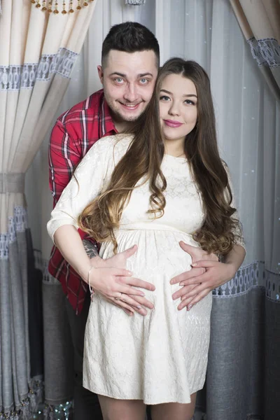 미래 아버지 부드럽게만 지는 그의 임신한 아내의 배꼽. — 스톡 사진