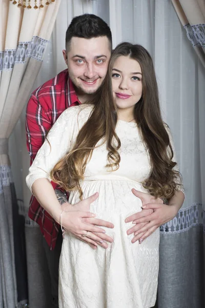 El futuro padre toca suavemente el vientre de su esposa embarazada . — Foto de Stock
