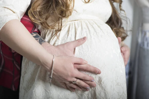 El futuro padre toca suavemente el vientre de su esposa embarazada . — Foto de Stock