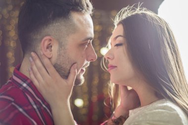 Gelecekte anne garla parlak ışıkları arka plan üzerinde