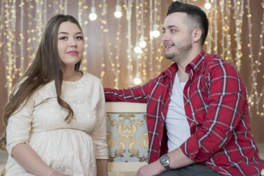 Gelecekte anne garla parlak ışıkları arka plan üzerinde