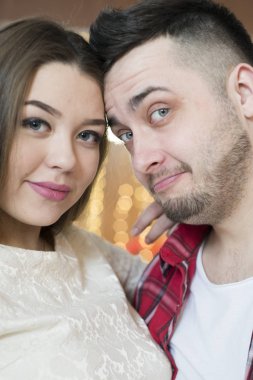 Gelecekte anne garla parlak ışıkları arka plan üzerinde