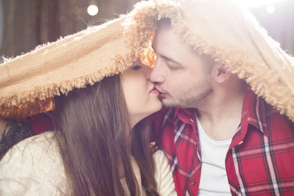 Gli amanti giovani l'uomo e la donna si sono nascosti sotto una coperta morbida . — Foto Stock