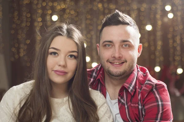 Jóvenes futuros padres en el fondo de luces brillantes de Garla —  Fotos de Stock