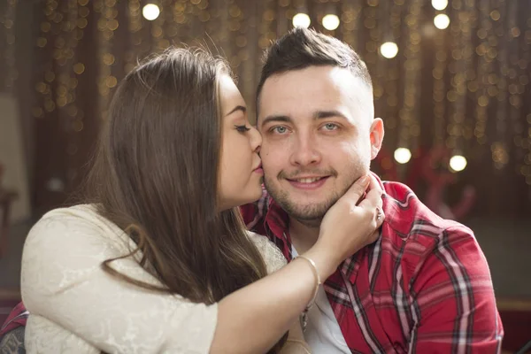 Jóvenes futuros padres en el fondo de luces brillantes de Garla —  Fotos de Stock