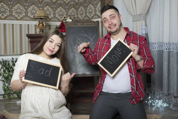 Padres jóvenes felices esperando el nacimiento de su hijo nonato . — Foto de Stock