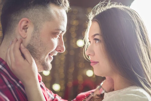 Jonge aanstaande ouders op de achtergrond van de felle lichten van garla — Stockfoto