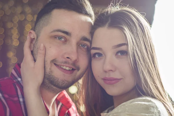 Jóvenes futuros padres en el fondo de luces brillantes de Garla —  Fotos de Stock