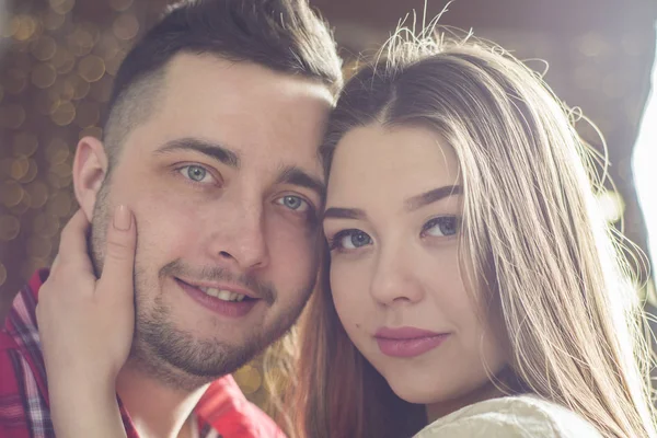 Jóvenes futuros padres en el fondo de luces brillantes de Garla — Foto de Stock