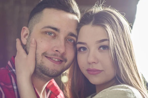 Jonge aanstaande ouders op de achtergrond van de felle lichten van garla — Stockfoto