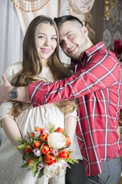 O futuro pai toca suavemente a barriga de sua esposa grávida . — Fotografia de Stock