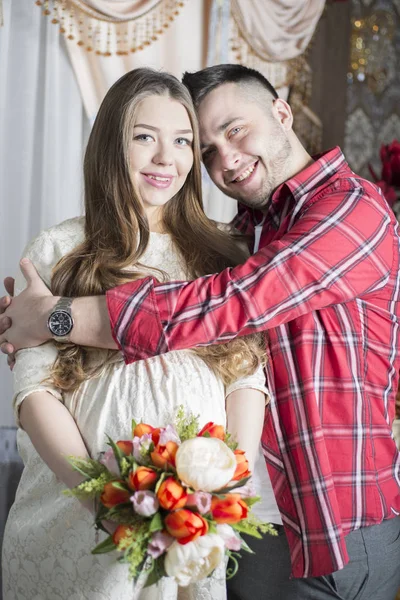 Budoucí otec jemně dotýká břicho těhotné manželky. — Stock fotografie