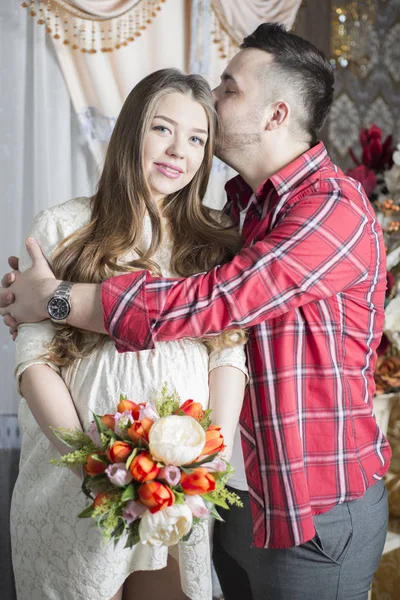 Przyszły ojciec delikatnie dotyka brzucha żony w ciąży. — Zdjęcie stockowe