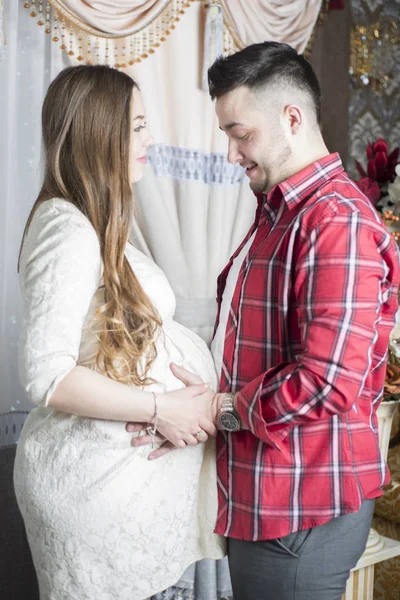 Le futur père touche doucement le ventre de sa femme enceinte . — Photo