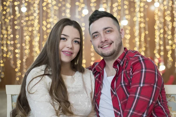 Jóvenes futuros padres en el fondo de luces brillantes de Garla — Foto de Stock