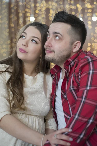 Jóvenes futuros padres en el fondo de luces brillantes de Garla —  Fotos de Stock