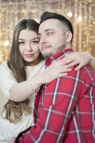 Jonge aanstaande ouders op de achtergrond van de felle lichten van garla — Stockfoto