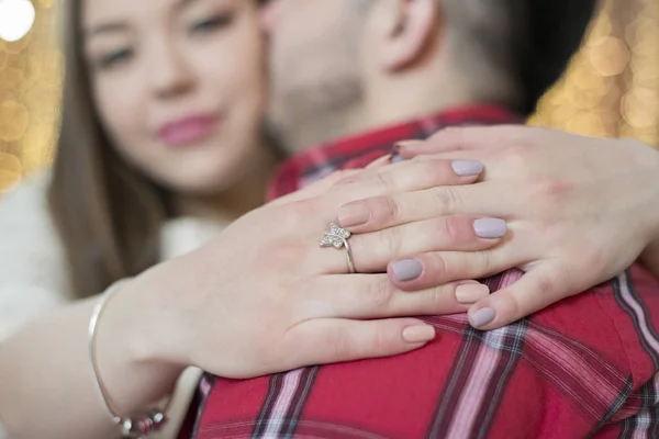 Jonge aanstaande ouders op de achtergrond van de felle lichten van garla — Stockfoto