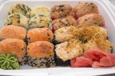 Japon geleneksel gıdalar rulo ve suşi.