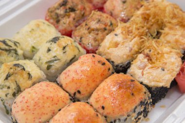 Japon geleneksel gıdalar rulo ve suşi.