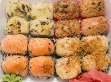 Japon geleneksel gıdalar rulo ve suşi.