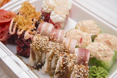 Japon geleneksel gıdalar rulo ve suşi.