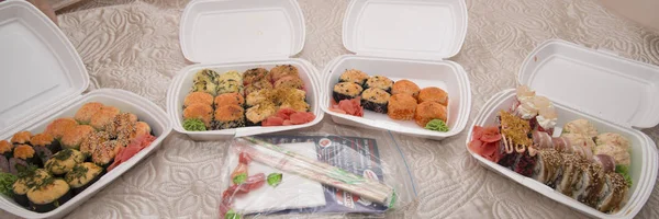 Παραδοσιακά ιαπωνικά τρόφιμα rolls και το σούσι. — Φωτογραφία Αρχείου