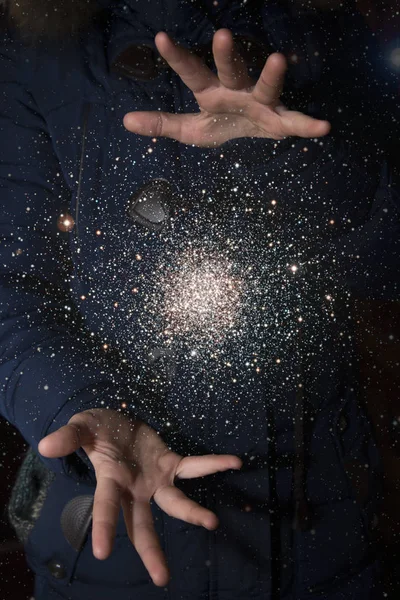 Obrovský vesmír v rukou dítěte. Prvky tohoto imag — Stock fotografie