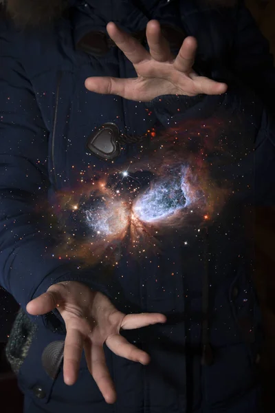 Obrovský vesmír v rukou dítěte. Prvky tohoto imag — Stock fotografie