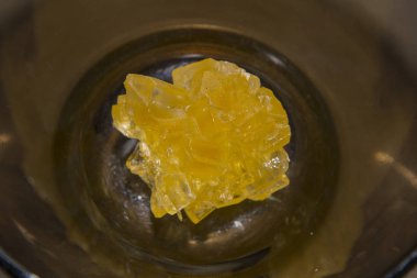 Çanak üzerinde sarı topak şeker.