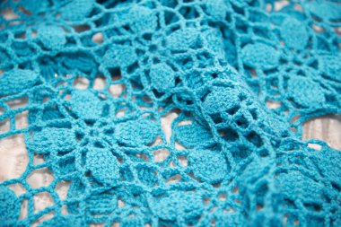 Mavi top yakın çekim içinde fotoğraflandı kılavuzda örme.