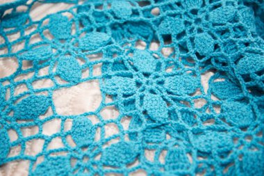 Mavi top yakın çekim içinde fotoğraflandı kılavuzda örme.