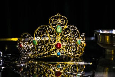 Altın Princess taç yarı değerli taşlar ile.