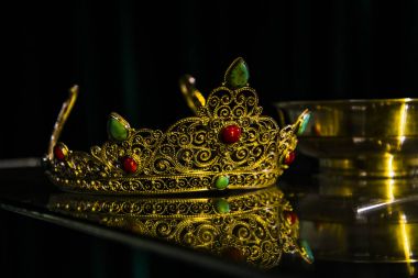 Altın Princess taç yarı değerli taşlar ile.