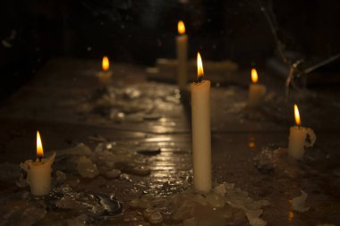 Karanlık kirli tabloda mum yakmak.